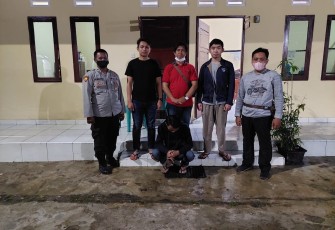 Tersangka (jongkok) saat diamankan