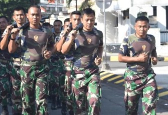 Prajurit Korem 081/DSJ saat Lari Pagi Bersenjata di Jantung Kota Madiun