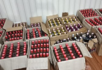 Ratusan botol miras saat diamankan polisi