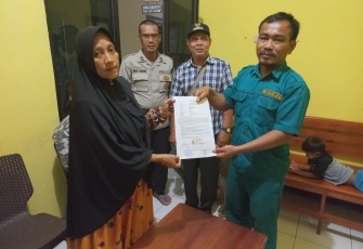 Pelaku dan Korban menunjukan surat pernyataan damai.