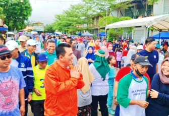 Gubernur Prov Kepri Ansar Ahmad saat berbaur dengan masyarakat