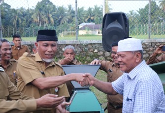 Gubernur Sumatra Barat Mahyeldi menyerahkan secara simbolis bantuan alat dan mesin pertanian di Desa Sikapak Timur, Kota Pariaman.