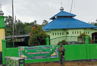 Babinsa Kampuri Serka Helprit melakukan pemasangan Banner ucapan Ramadhan di Masjid Al Ikhlas