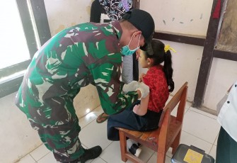 Satgas Pamtas RI-MLY Yonif 645/GTY saat Berikan Layanan Vaksinasi untuk Anak-Anak SDN di Perbatasan