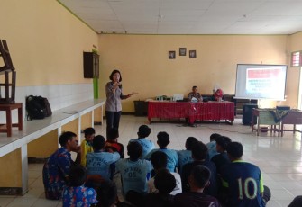 Sat Binmas Polres Bengkulu Utara saat Sampaikan Bahaya Kenakalan Remaja