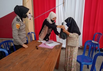 Polres Bengkulu Bagikan Bahan Pokok Untuk Masyarakat Ikut Vaksin