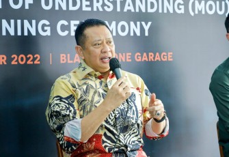 Bamsoet usai menandatangani MoU antara IMI dengan PT Otomotif Film Indonesia, di Black Stone Garage (IMI Lounge), di Hang Jebat 1A, Jakarta Selatan, Senin (5/12/22).