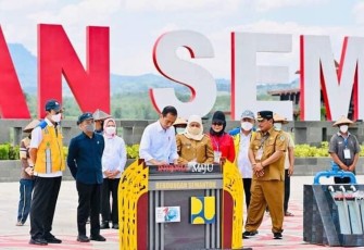 Presiden Joko Widodo didampingi Ibu Iriana Joko Widodo saat meresmikan Bendungan Semantok yang terletak di Kabupaten Nganjuk, Provinsi Jawa Timur, pada Selasa, 20 Desember 2022. 