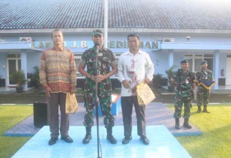 Danlanud saat bersama dua personelnya purna tugas