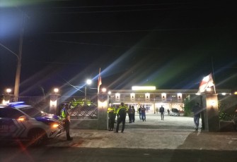 Polisi mengamankan situasi di sekitar hotel yang diduga warga digunakan untuk karantina puluhan pemilik hak suara menjelang Pilkades PAW Desa Alastuwo, pada Selasa (22/11/2022) malam.