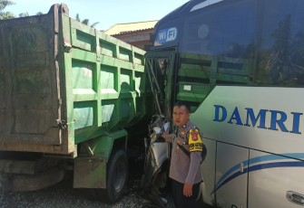 Bus Damri saat Tabrak Dump Truk disisi samping, kondisi ringsek