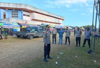 Puluhan personil berseragam dinas lengkap dan pakaian preman saat diturunkan guna mengamankan perlombaan.