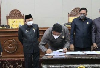 Penandatanganan Berita Acara Keputusan Bersama Reperda Jadi Perda