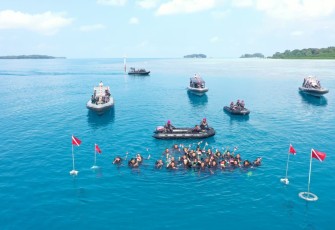 TNI AL saat Kibarkan 77 Bendera Merah Putih di Bawah Laut