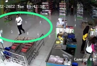 Aksi diduga pelaku saat terekam CCTV di sebuah swalayan.