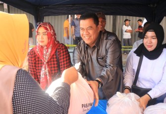 PJ Sekda Bintan Ronny Kartika saat tinjau pasar 