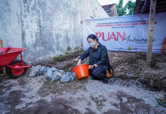 Puan dalam acara Penyerahan Bantuan Stimulan Penyediaan Rumah Swadaya Individu Prasejahtera di Dusun Joho, Desa Giriwono, Wonogiri, Selasa (26/04).
