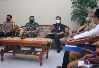 Penjabat Sekdakab Trenggalek, Andriyanto, saat coofee morning di Makodim 0806 Trenggalek.