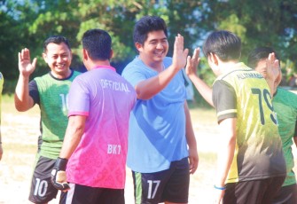 PLT Bupati Bintan Roby Kurniawan SPWK saat memulai Bertanding Bola kaki.