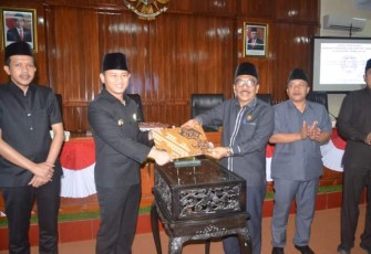 Bupati Trenggalek, Mochamad Nur Arifin saat serah terima Ranperda APBD Perubahan Kabupaten Trenggalek, Tahun Anggaran 2022 dengan Ketua DPRD Kabupaten Trenggalek.