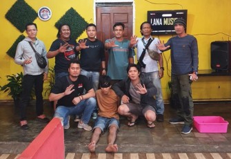 Tersangka (kenakan kaos coklat diborgol) saat diamankan