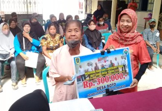 Kades Boto, Sri Rejeki menyalurkan BLT-DD 2022 Tahap XII untuk 105 KPM. (09/12/22)