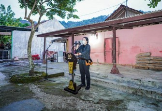 Puan dalam acara Penyerahan Bantuan Stimulan Penyediaan Rumah Swadaya Individu Prasejahtera di Dusun Joho, Desa Giriwono, Wonogiri, Selasa (26/04).