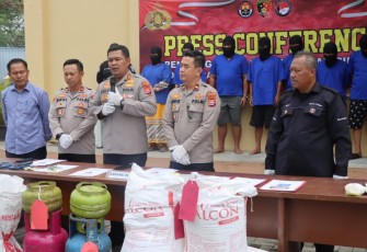Kapolres Cilegon AKBP Eko Tjahyo Untoro didampingi Wakapolres Cilegon Kompol Andie Firmansyah, Kapolsek Ciwandan Kompol Rifky Seftirian Yusuf, Kanit Reskrim AKP H. Batee dan Kasihumas Polres Cilegon IPTU Sigit Dermawan, saat konferensi pers.