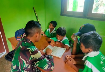 Personel Satgas Pamtas RI-Malaysia Yonarmed 19/105 Trk Bogani Menjadi Guru Mengaji di Sekolah