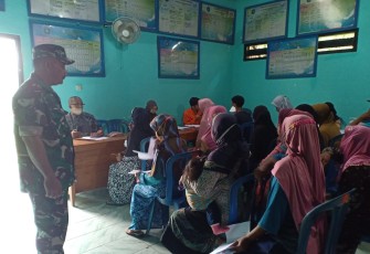 Serma Edi Sakuan saat Dampingi Pendistribusian BLT BBM dan BLT Sembako