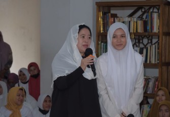 Puan saat mengunjungi pelajar madrasah