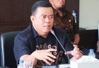  Pj Sekda Kabupaten Bintan Roni Kartika saat memberikan sambutannya dalam rapat