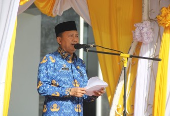 Sekretaris Daerah (Sekda) Provinsi Bengkulu Hamka Sabri saat mewakili Gubernur Bengkulu Rohidin Mersyah menjadi Pembina Upacara Peringatan HUT ke 51 KORPRI Tahun 2022, di Halaman Kantor Gubernur, Selasa (29/11)