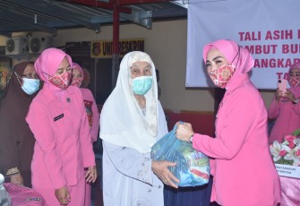 Bhayangkari Cabang Bintan Bakti Sosial kepada Warakawuri