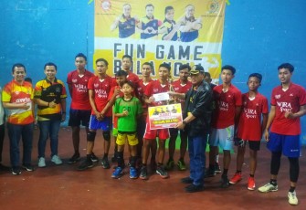Bagus Selo menyerahkan piala dan piagam penghargaan kepada tim Avotax Dagen sebagai Juara 1 Fun Game Bola Voli DPRD Karanganyar Cup 2022, di GOR Raden Mas Said, Karanganyar pada Rabu (20/7/2022) malam.