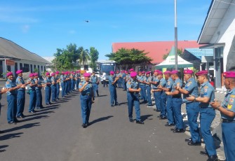 Prajurit Petarung Yonmarhanlan VIII Bitung saat menjemput kedatangan Danpasmar 2
