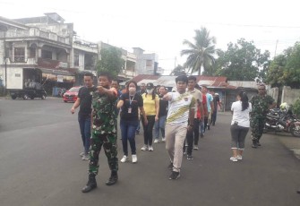 Babinsa saat memberikan pelatihan gerak jalan kewarga binaannya
