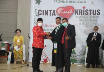 Pemerintah Provinsi (Pemprov) Bengkulu di penghujung tahun 2021, kembali menorehkan prestasi membanggakan. Yaitu sebagai instansi terbaik IV pada kategori provinsi di ajang Penganugerahan Predikat Kepatuhan Tinggi Standar Pelayanan Publik Tahun 2021 oleh Ombudsman RI
