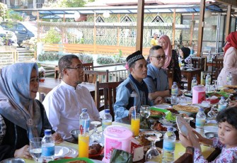 Ustadz Maulana beserta rombongan menikmati hidangan Kota Payakumbuh di Pongek OR Situjuah.