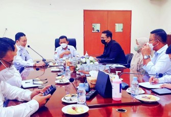 Gubernur Ansar saat menyambangi RSUD RAT, Tanjungpinang, untuk bertemu jajaran manajemen rumah sakit membahas peningkatan pelayanan kepada masyarakat, Rabu, (09/11). 