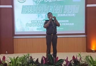Kasi Penkum Kejati Jateng, Bambang Tejo M, saat memberikan paparan  wawasan tentang hukum, di Aula Workshop PUDAM Tirta Lawu Karanganyar, Selasa (18/10/2022).