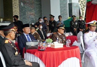 Gubernur Rohidin pada peringatan HUT ke-77 TNI yang diselenggarakan di Lapangan Kantor Gubernur Bengkulu, Rabu (5/10).