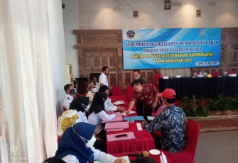 Warga terdampak Bandara Ngloram saat acara seremonial pembayaran pembebasan lahan Bandara Ngloram kabupaten Blora di hotel Grand Mega Resor.
