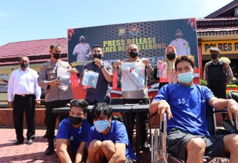 Kapolres Rejang Lebong Polda Bengkulu AKBP Tonny Kurniawan, S.IK, saat memimpin pelaksanaan rilis bersama awak media siang hari kemarin Kamis (14/04) dilapangan Apel Satya Haprabu.