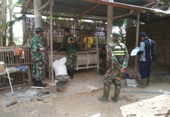 Personel Kodim 0802/Ponorogo saat cek ternak warga