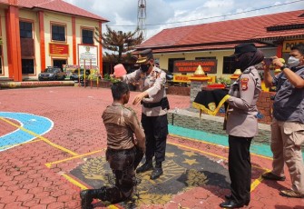  Wakapolres Rejang Lebong Polda Bengkulu Kompol Edi Syafrudin, SH, pagi hari kemarin Jumat (13/01) memimpin pelaksanaan Upacara Tradisi Orientasi dan Pembaretan Bintara Remaja