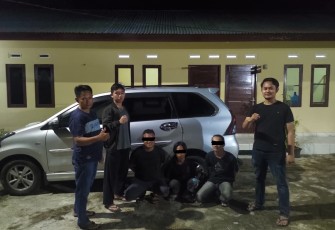Ketiga tersangka saat diamankan polisi