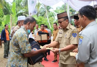 PTPN III dan Pemkab Labuhanbatu saat Salurkan Bantuan Kepada Korban Puting Beliung