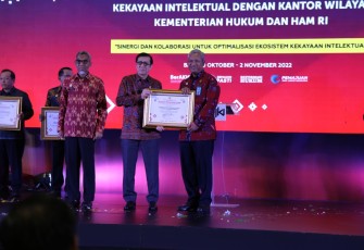 Kanwil Kemenkumham Banten saat terima penghargaan