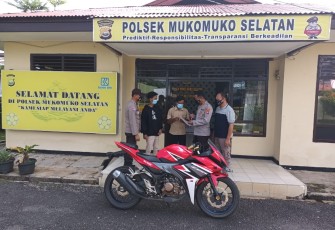 Penyerahan Barang Bukti Hasil Curanmor Kepada Korban